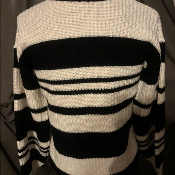 Equipment Femme • Soft • 100% Wool • Black and White (off white) Striped Sweater - Picture 14 of 16